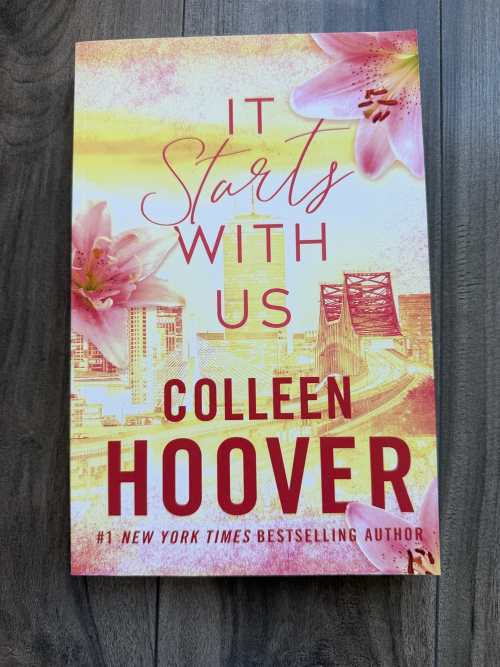 Paperback It Starts with Us by Colleen Hoover